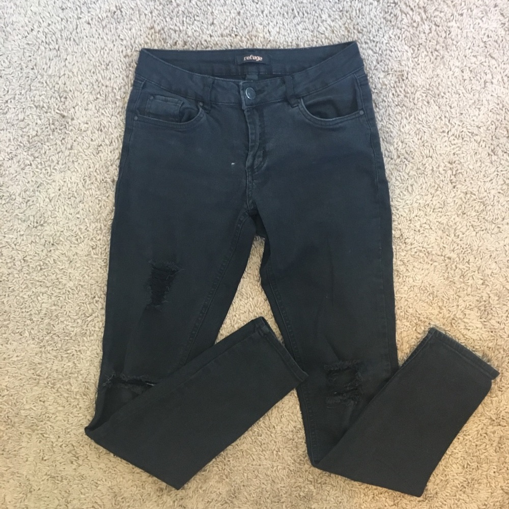BLACK RIPPED JEANS
